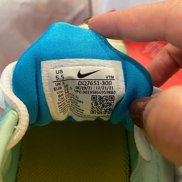 Nike Air VaporMax Plus - Picture 4 of 8